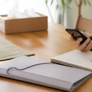 死亡後の連絡順を確認するためのスマートフォンとチェックリスト