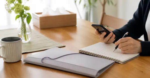 死亡後の連絡順を確認するためのスマートフォンとチェックリスト